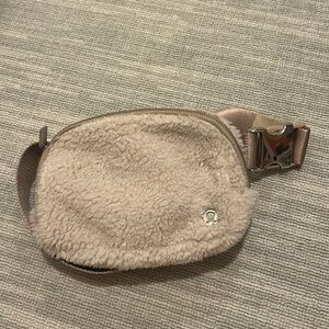 Lululemon belt bag large *fleece in bone